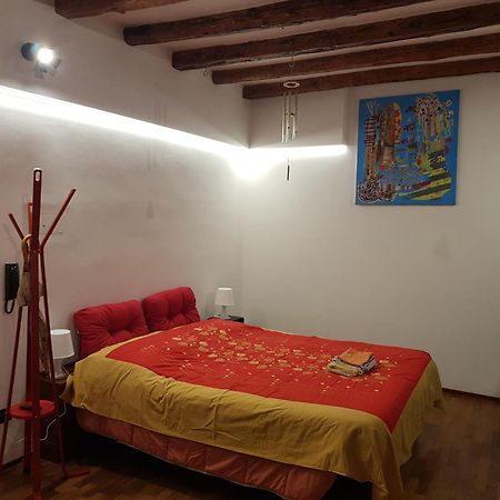 Apartamento Monolocale Sui Tetti Di Bologna - Via Indipendenza Exterior foto