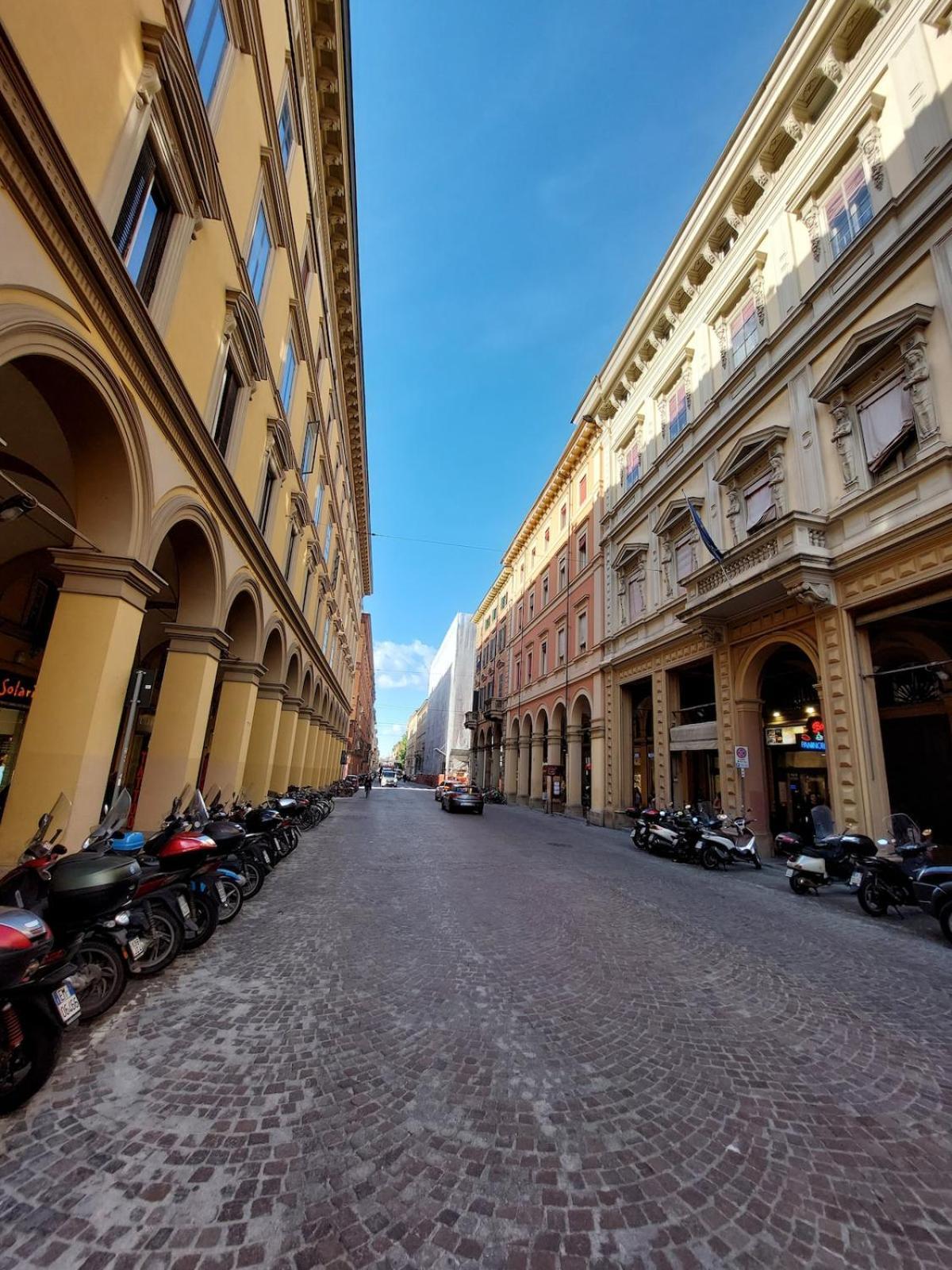 Apartamento Monolocale Sui Tetti Di Bologna - Via Indipendenza Exterior foto