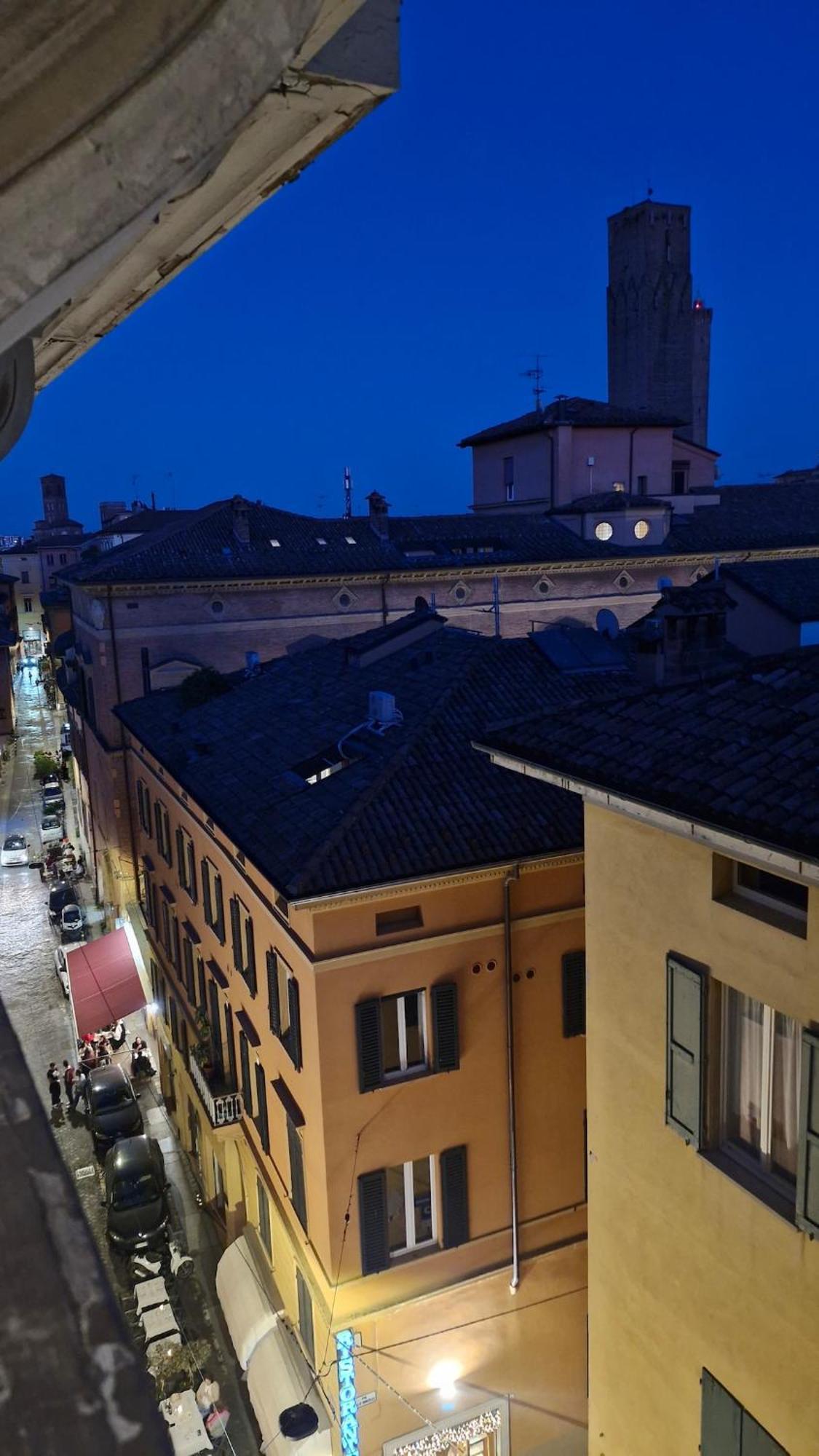 Apartamento Monolocale Sui Tetti Di Bologna - Via Indipendenza Exterior foto